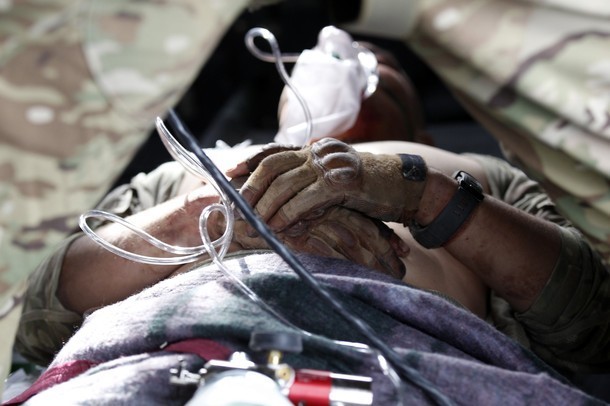 Binh sỹ Mỹ bị thương trong vụ nổ bom cài đường (IED).